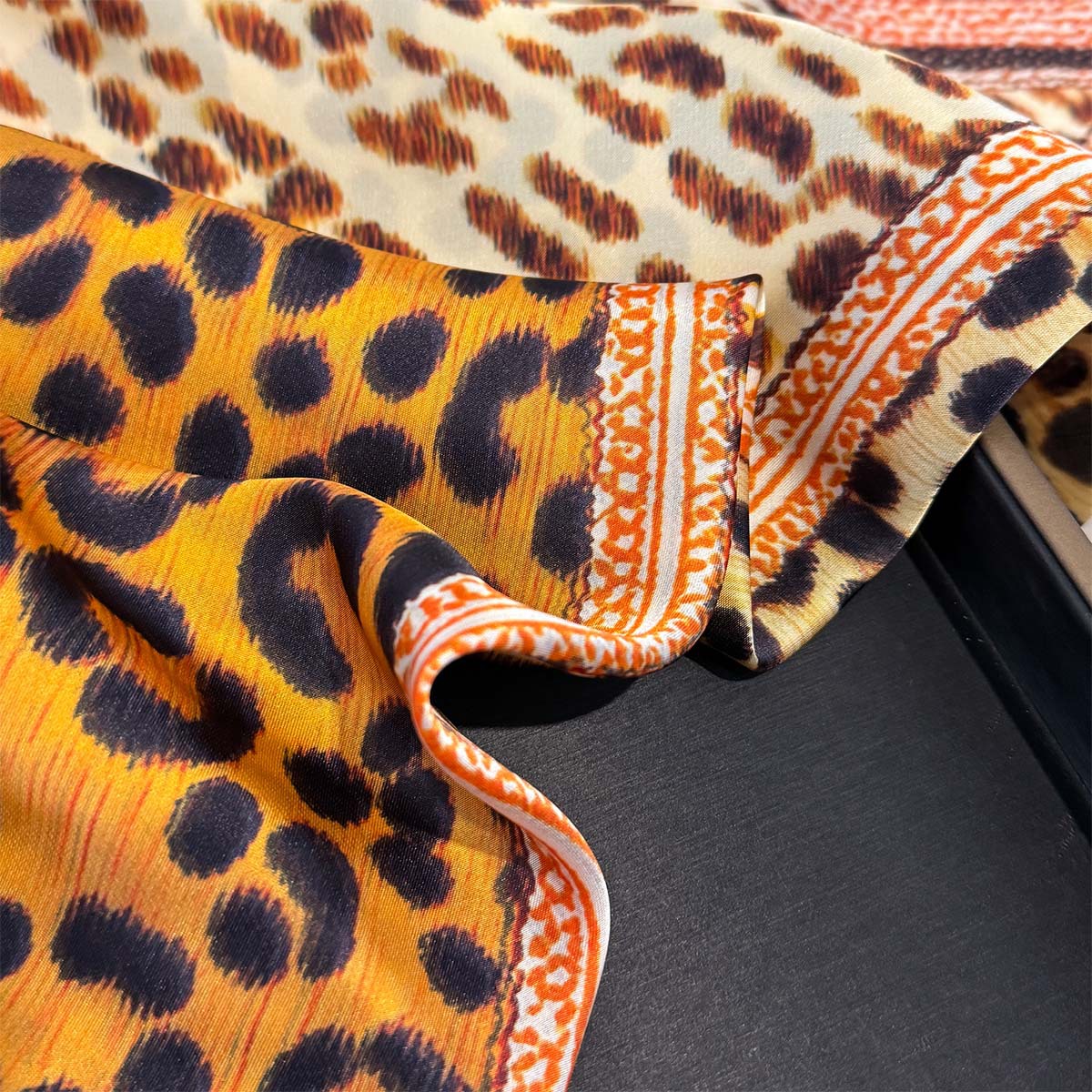 Leopard Print 65cm Silk Scarf  - огляд і ціна Women'S Fashion Poncho