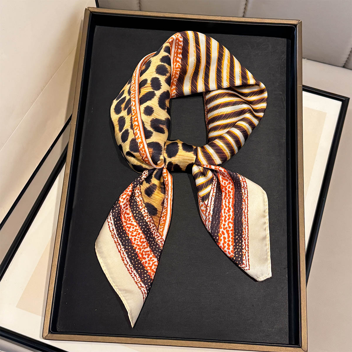 Leopard Print 65cm Silk Scarf  - огляд і ціна Women'S Fashion Poncho